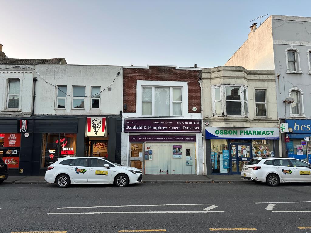Lot: 19 - THREE STOREY COMMERCIAL UNIT FOR INVESTMENT - Three Storey Commercial Unit